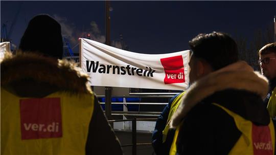 Bei einer Verdi-Kundgebung vor dem Emder Hafentor versammelten sich nach Gewerkschaftsangaben rund 350 Beschäftigte. (Symbolbild)