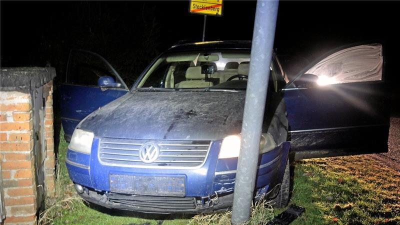 Bei einer Verfolgungsjagd von Salzgitter bis nach Thale (Ostharz) fuhr ein Autofahrer fast einen Polizisten um. Am frühen Montagmorgen wollten Beamte das Auto im niedersächsischen Salzgitter kontrollieren. Der Fahrer floh mit hoher Geschwindigkeit. Nach 85 Kilometern krachte das Fahrzeug frontal gegen eine Straßenlaterne. Beide Insassen wurden festgenommen. (Archivfoto) Foto: Polizeirevier Harz