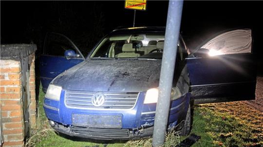 Bei einer Verfolgungsjagd von Salzgitter bis nach Thale (Ostharz) fuhr ein Autofahrer fast einen Polizisten um. Am frühen Montagmorgen wollten Beamte das Auto im niedersächsischen Salzgitter kontrollieren. Der Fahrer floh mit hoher Geschwindigkeit. Nach 85 Kilometern krachte das Fahrzeug frontal gegen eine Straßenlaterne. Beide Insassen wurden festgenommen. (Archivfoto) Foto: Polizeirevier Harz