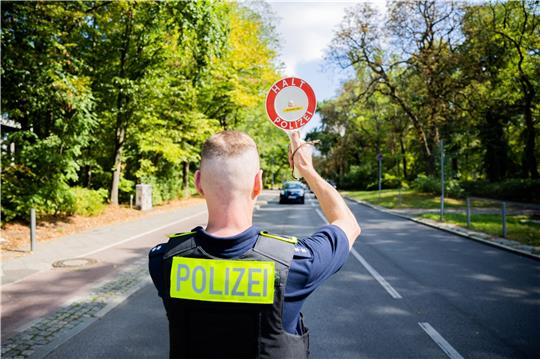 Bei einer Verkehrskotrolle der Polizei heizen sich die Gemüter auf. Symbolfoto: Soeder/dpa