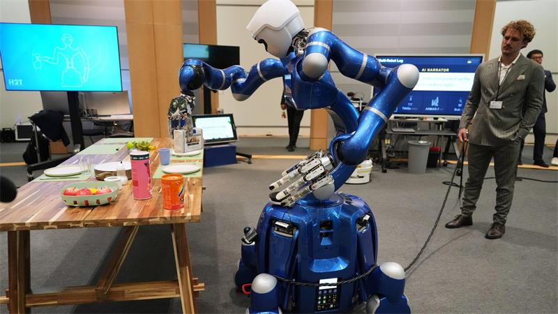 Bei einer Vorführung im Europäischen Parlament in Brüssel greift ein Roboter eine Packung Cracker.