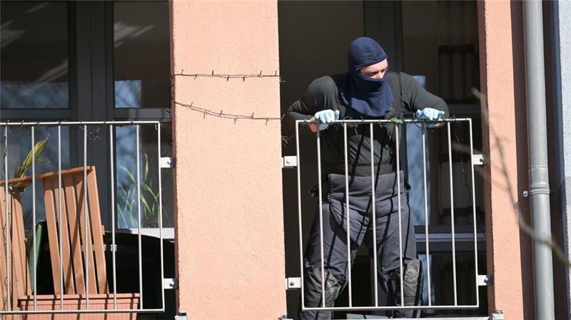 Behörden gehen von antisemitischer Attacke in Berlin aus Bei einer Wohnungsdurchsuchung in Potsdam fanden Einsatzkräfte einen sprengstoffähnlichen Gegenstand.