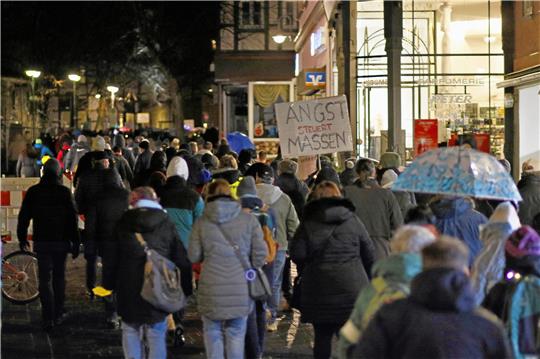 Bei einer der Montagsdemonstrationen hätten Polizeibeamte Teilnehmer der Kundgebung geschubst, meint ein Leserbriefschreiber. Die Polizei verweist indes auf einen Zwischenfall mit einem aggressiven Maskenverweigerer.  Archivfoto: Epping