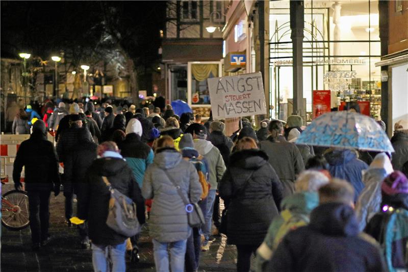 Polizei arbeitet unangemeldete Demo in Goslar auf Bei einer der Montagsdemonstrationen hätten Polizeibeamte Teilnehmer der Kundgebung geschubst, meint ein Leserbriefschreiber. Die Polizei verweist indes auf einen Zwischenfall mit einem aggressiven Maskenverweigerer. Archivfoto: Epping