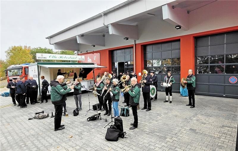 St. Andreasberger Feuerwehrhaus feierlich eröffnet Bei einer feierlichen Zeremonie darf in St. Andreasberg natürlich auch der Waldarbeiter-Instrumental-Musikverein unter Leitung von Karl-Heinz Plosteiner nicht fehlen. Nach dessen Blasmusik gibt es in der Fahrzeughalle eine Lasershow (rundes Bild).