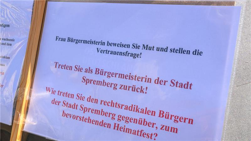 Bei einer kleinen Demonstration auf dem Marktplatz werden Rücktrittsforderungen gegen die Bürgermeisterin geäußert.