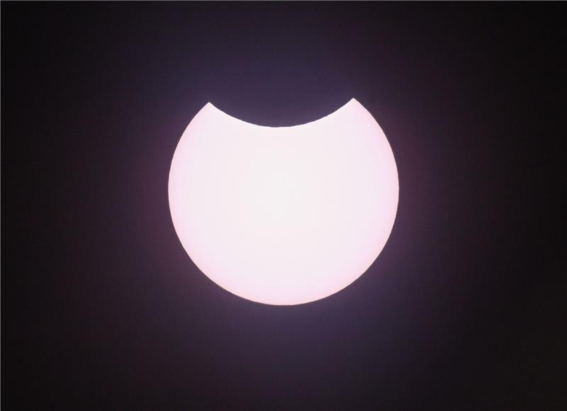Partielle Sonnenfinsternis: Wenn der Mond die Sonne verdeckt Bei einer partiellen Sonnenfinsternis wird nur ein kleiner Teil der Sonne vom Mond verdeckt.