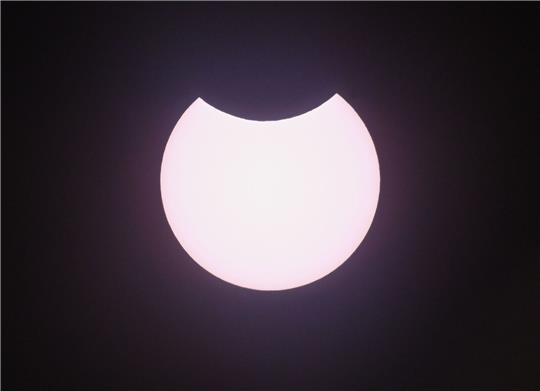 Bei einer partiellen Sonnenfinsternis wird nur ein kleiner Teil der Sonne vom Mond verdeckt.