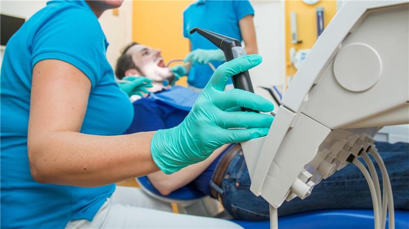 Bei einer professionellen Zahnreinigung werden die Zähne gründlich gereinigt, poliert und fluoridiert.