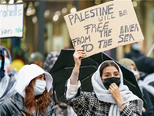 Bei einer propalästinensischen Demonstration in Frankfurt darf die Stadt die umstrittene Parole «From the river to the sea» nicht verbieten.