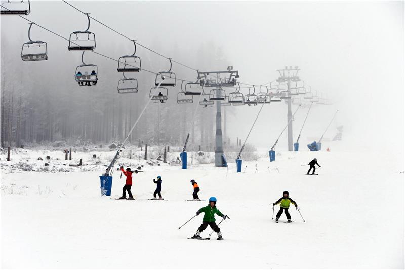 Endlich wieder Schnee: Ansturm auf den Harz Bei einer solchen weißen Pracht können auch Kinder mal wieder ihre Fähigkeiten auf Skiern verbessern – wie hier am Wurmberg in Braunlage. Fotos: Neuendorf