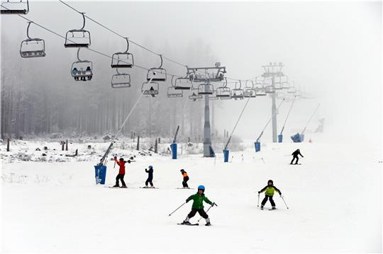 Bei einer solchen weißen Pracht können auch Kinder mal wieder ihre Fähigkeiten auf Skiern verbessern – wie hier am Wurmberg in Braunlage. Fotos: Neuendorf