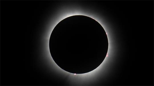 Bei einer totalen Sonnenfinsternis ist ein Strahlenkranz um die Sonne herum zu sehen. (Archivbild)
