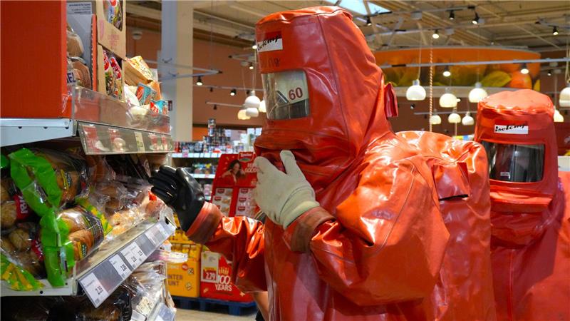 Bad Harzburger Feuerwehr muss im Schutzanzug shoppen Bei eingeschränkter Sicht und Bewegungsfreiheit ist es gar nicht mal so leicht, die richtigen Brötchen zu finden.