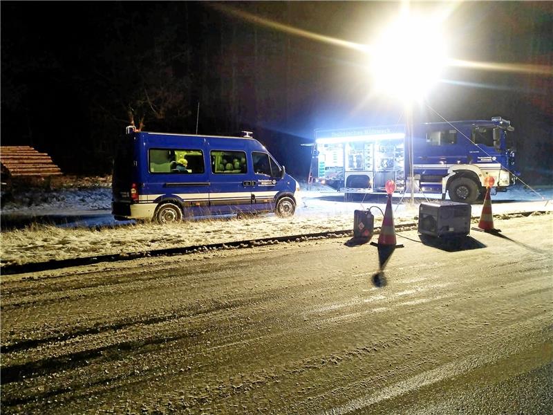 B 498 bei Altenau noch bis Mittwoch gesperrt Bei eisigen Temperaturen unterstützt das THW die Reparaturarbeiten. Foto: THW