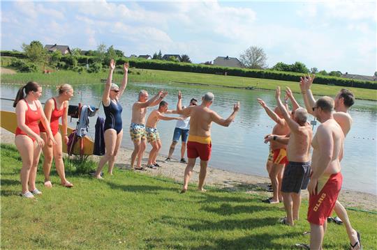 Bei etwa 20 Grad Wassertemperatur weihen die Gäste das Freibad ein. Foto: Privat