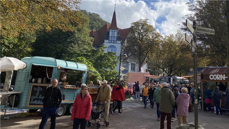 Bei frischem, sonnigen Herbstwetter bummeln am Sonntag tausende Besucher über das Kastanienfest in Bad Harzburgs Innenstadt.