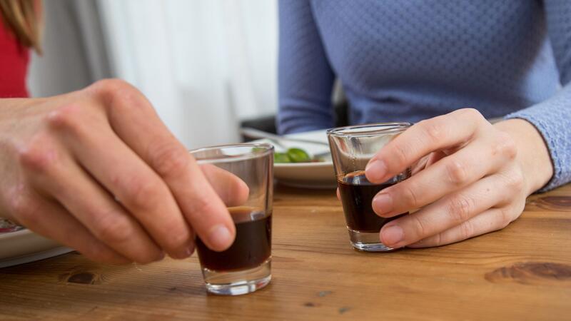 Unterschätzte Gefahr? Das macht Alkohol mit Ihrer Gesundheit Bei gleicher konsumierter Alkoholmenge ist die Alkoholkonzentration im Blut von Frauen höher als die von Männern.