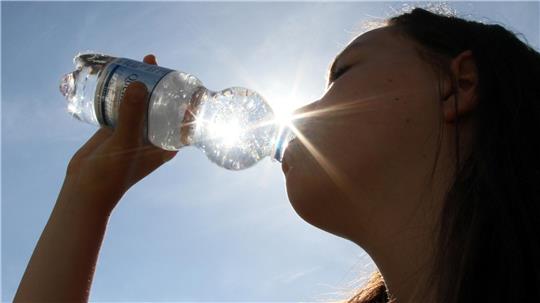 Bei großer Hitze sollte mehr getrunken werden als üblich, Experten raten sogar, zwei bis drei Liter Wasser oder Tee zu trinken.