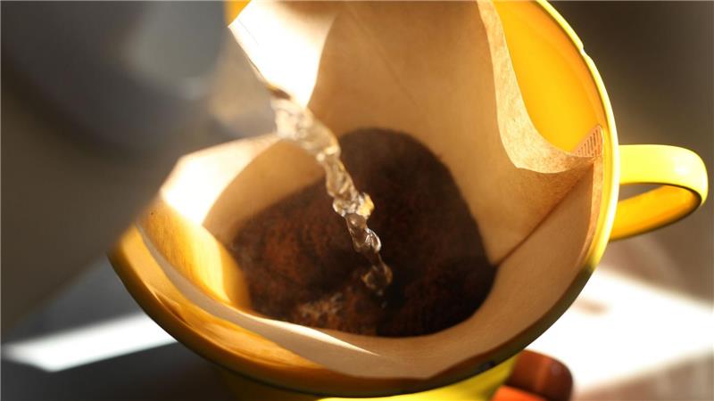 Kaffee zu schwach? Physiker haben Tipps Bei handgebrühtem Kaffee kann man die Stärke selbst beeinflussen. (Archivbild)