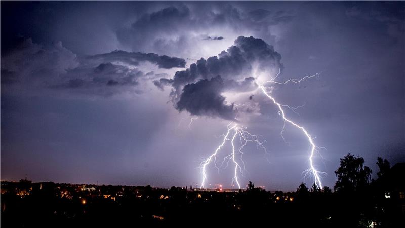Bei hoher Spannung entlädt sich die Energie in Form eines Blitzes - wie hier bei Görlitz. (Archivbild)