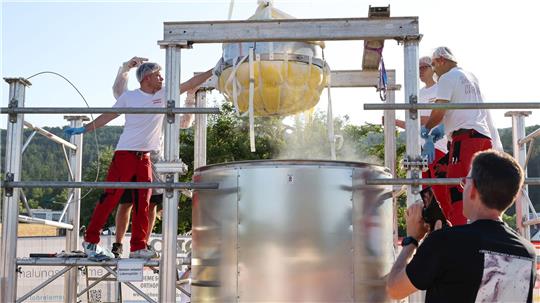 Bei ihrem 700-Jahr-Jubiläum haben die Einwohner von Wombach in Unterfranken einen rund 465 Kilo schweren Kartoffelkloß hergestellt.