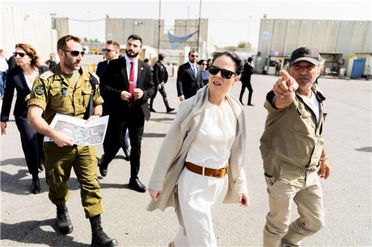 Bei ihrem Besuch in Israel schaut sich Außenministerin Annalena Baerbock die Abfertigung von Hilfsgütern am Grenzübergang Kerem Schalom im Süden des Landes an.