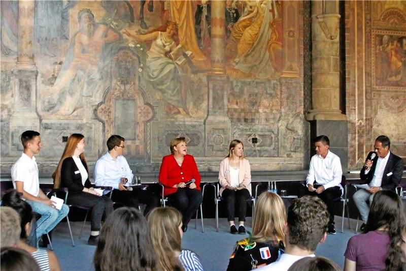 Angela Merkel: Comeback in ausgebuchter Kaiserpfalz Bei ihrem bisher letzten Goslar-Besuch am 19. Juni 2019 diskutiert Angela Merkel mit Schülerinnen und Schülern in der Kaiserpfalz. GZ-Chefredakteur Jörg Kleine (rechts) moderiert die Runde. Am Donnerstag ist Merkel erneut zu Gast in Goslar. Archivfoto: Epping