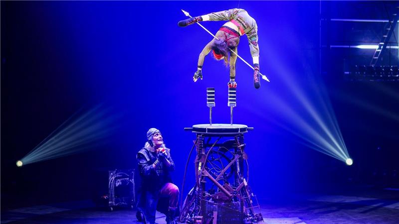 Bei ihrer Darbietung balanciert Silke Pan auf Handstandstützen - und steigt mit den Klötzen immer weiter in die Höhe.