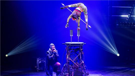 Bei ihrer Darbietung balanciert Silke Pan auf Handstandstützen - und steigt mit den Klötzen immer weiter in die Höhe.