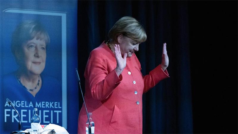 Merkel-Mania? Warum die Kanzlerin a. D. so viele Fans bewegt Bei ihrer Lesung in Peenemünde erhielt Angela Merkel viel freundlichen Applaus von den 1.200 Menschen im Publikum. (Archivbild)