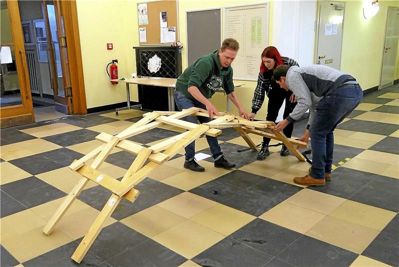 Angehende Ingenieure bauen Brücken aus Papier und Holz Bei ihrer Zusatzaufgabe bauen die Teams eine Leonardo-da-Vinci-Brücke aus Holzlatten nach. Foto: Institute of Geo-Engineering