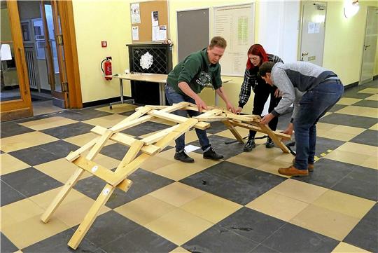 Bei ihrer Zusatzaufgabe bauen die Teams eine Leonardo-da-Vinci-Brücke aus Holzlatten nach. Foto: Institute of Geo-Engineering