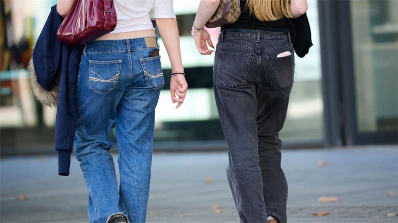 „Saggen“ - Die Hose hängt wieder auf halbmast Bei jungen Frauen sind Hüfthosen - sogenannte Low-Rise-Jeans - wieder angesagt.
