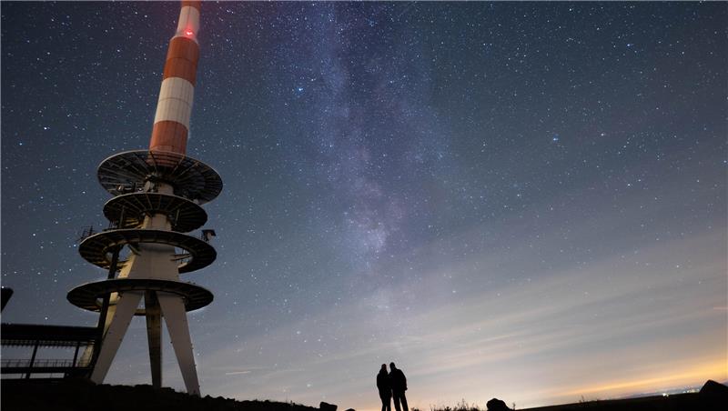 Das Brockenplateau mit Funkturm bei Nacht