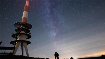 Das Brockenplateau mit Funkturm bei Nacht