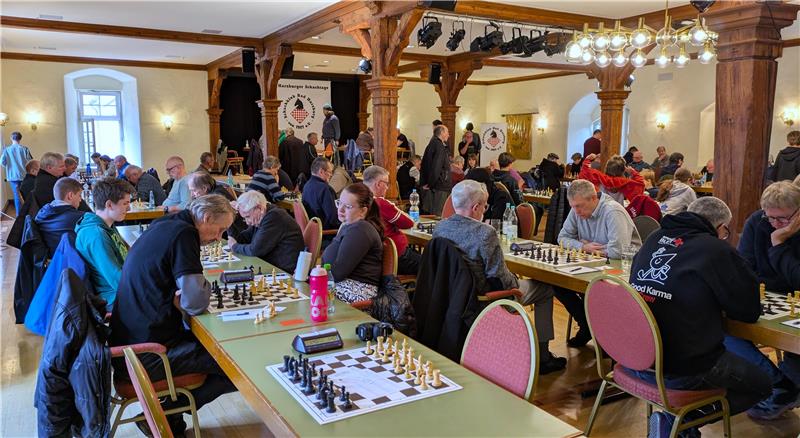 Bei knapp 90 Schachspielern rauchen noch bis zum 18. Oktober kräftig die Köpfe.