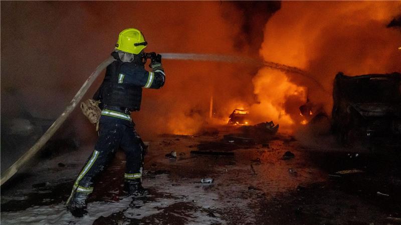 Bei massiven russischen Angriffen mit Raketen und Drohnen sind in der Ukraine viele Menschen getötet und Dutzende weitere verletzt worden.