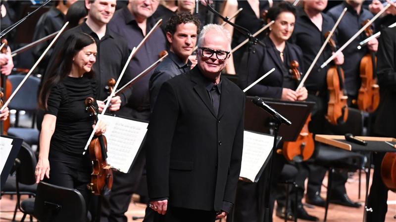 Grönemeyer startet Unplugged-Reihe: mittendrin und akustisch Bei mehreren Konzerten mit den Bochumer Symphonikern griff Herbert Grönemeyer als Dirigent zum Taktstock. Nun steht er in Dortmund und Berlin wieder als Sänger im Mittelpunkt - aber auch mit Orchesterbegleitung (Archivbild)