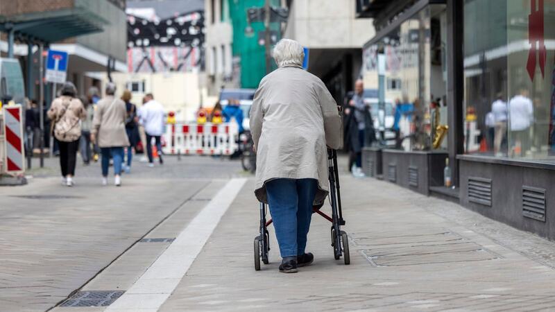 Bei rund 1,08 Millionen Altersrenten mit mindestens 45 Versicherungsjahren lag die Rente Ende 2023 unter 1.200 Euro im Monat. (Symbolbild)