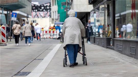 Bei rund 1,08 Millionen Altersrenten mit mindestens 45 Versicherungsjahren lag die Rente Ende 2023 unter 1.200 Euro im Monat. (Symbolbild)