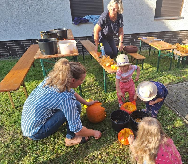 Bei schönem Herbstwetter: Die Jüngsten basteln mit Kürbissen. Foto: Hohaus