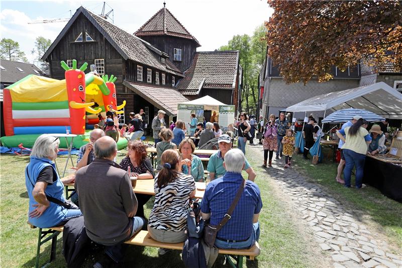 Zellerfeld feiert Ende der „Isolationshaft“ Bei schönem Wetter genießen Einheimische und Gäste die Gelegenheit zum Plausch auf dem Außengelände. Fotos: Neuendorf