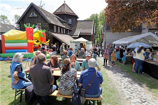 Bei schönem Wetter genießen Einheimische und Gäste die Gelegenheit zum Plausch auf dem Außengelände.  Fotos: Neuendorf