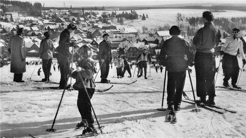 Seit wann wird an der Skiwiese am Rathaus Wintersport betrieben? Bei schönem Wetter ist auch schon in den 1950-er Jahren jede Menge an der Skiwiese los. Damals steht das Rathaus in der Herzog-Johann-Albrecht-Straße noch nicht, die Stadtverwaltung ist in einem Haus in der Herzog-Wilhelm-Straße.