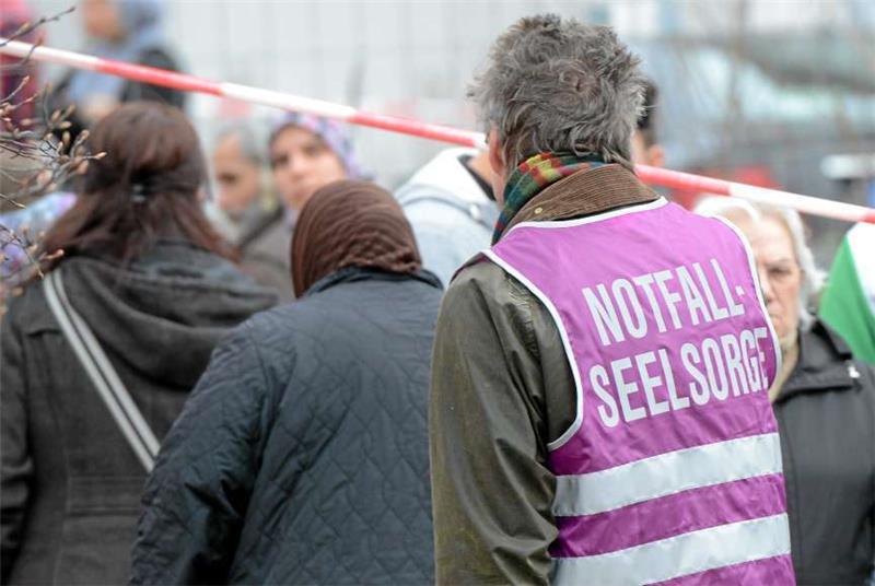 Bei schweren Unfällen und anderen Schicksalsschlägen sind Seelsorger wichtig, die sich um Angehörige oder um die Einsatzkräfte kümmern.  Foto: dpa