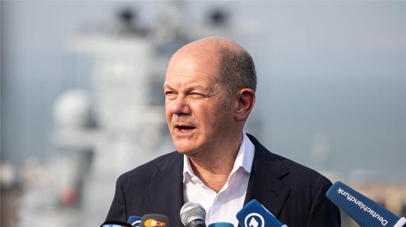 Bei seinem Besuch des Versorgungsschiffs dankte Scholz den Soldaten. (Archivbild)