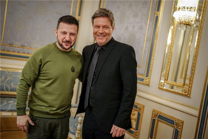 Bei seinem Besuch in Kiew wurde Vizekanzler Robert Habeck (r) auch von dem ukrainischen Präsidenten Wolodymyr Selenskyj empfangen.