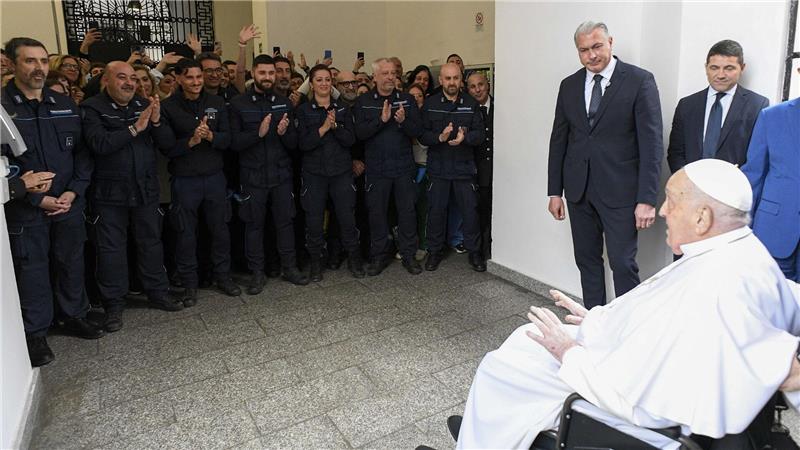 Die letzten Tage von Papst Franziskus Bei seinem Besuch in einem Gefängnis am Gründonnerstag wurde der Papst mit Applaus begrüßt.