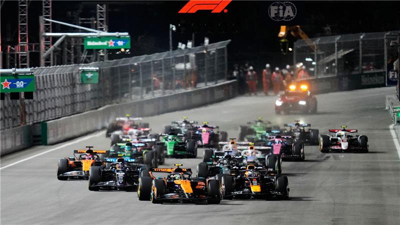 WM-Knall in Vegas: Norris und Piastri disqualifiziert Bei seinem Manöver gegen Max Verstappen (vorne rechts) verzockt sich Lando Norris (vorne rechts)